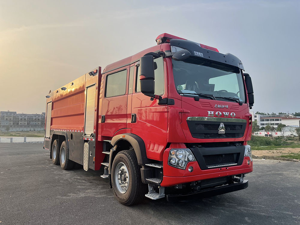 重汽豪沃17m3泡沫消防車
